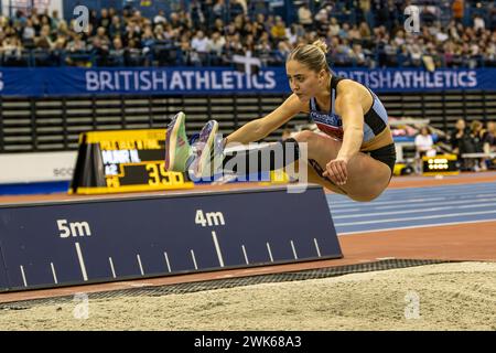 Utilita Arena, Birmingham, Royaume-Uni. 17 février 2024. 2023 Microplus UK Athletics Indoor Championships jour 1 ; Molly Palmer de Thames Valley Harriers saute à la médaille de bronze dans le long Jump Credit : action plus Sports/Alamy Live News Banque D'Images