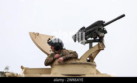 Un soldat affecté à la batterie Bravo 'Bear', 4e bataillon, 27e régiment d'artillerie de campagne, 2e équipe de combat de la brigade blindée, 1re division blindée, exécute des exercices de tir de précision à la station opérationnelle avancée, Pologne, le 14 février 2024, soulignant l'engagement indéfectible de la brigade en matière de formation et de préparation à l'issue de son déploiement avancé sur le théâtre européen. (Photo du SPC de l'armée américaine Trevares Johnson) Banque D'Images