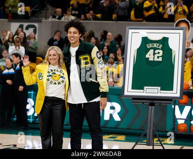 18 février 2024 : Nicki Collen, entraîneuse de basket-ball féminine de Baylor, et Brittney Griner, ancienne star de basket-ball de Baylor, lors d'une cérémonie d'avant-match, retirant le maillot de Griner n° 42 avant un match de basket-ball féminin de la Big 12 Conference contre Texas Tech le 18 février 2024, à Waco. (Crédit image : © Scott Coleman/ZUMA Press Wire) USAGE ÉDITORIAL SEULEMENT! Non destiné à UN USAGE commercial ! Banque D'Images