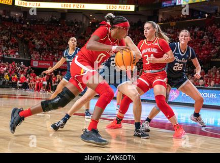 College Park, États-Unis. 18 février 2024. COLLEGE PARK, MD : - 18 FÉVRIER : la garde des Terrapins du Maryland Shyanne Sellers (0) dribble devant la garde des Lions de Penn State Nittany Makenna Marisa (20) lors d'un match de basket-ball universitaire féminin entre les Terrapins du Maryland et les Lions de Penn State Nittany au Xfinity Center, à College Park, Maryland le 18 février 2024. (Photo de Tony Quinn/SipaUSA) crédit : Sipa USA/Alamy Live News Banque D'Images