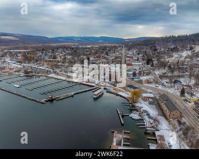 Images aériennes après-midi d'hiver de Watkins Glen, NY, à l'extrémité sud du lac Seneca. Banque D'Images