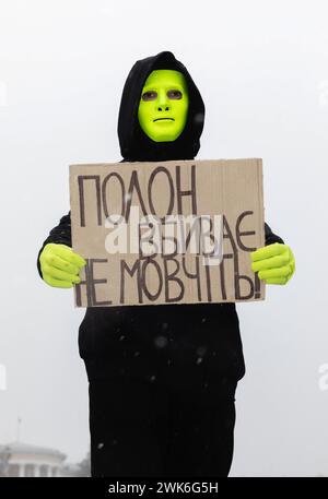 Un homme dans un masque tient une pancarte disant "ne soyez pas silencieux - la captivité tue" lors d'un rassemblement sur Maidan Nezalezhnosti. Dimanche, le traditionnel rassemblement libre Azov des parents et des amis des soldats capturés a eu lieu sur Maidan Nezalezhnosti à Kiev. Des parents et des amis des militaires ukrainiens capturés sont venus au rassemblement pour nous rappeler que les militaires ukrainiens et les défenseurs de Marioupol sont toujours en captivité. Au total, environ deux mille personnes se sont rassemblées sur la place principale de la capitale. Les épouses et les mères des soldats et leurs enfants ont assisté au rassemblement. Soldats et anciens prisonniers de wa Banque D'Images