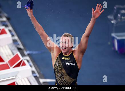 Doha, Qatar. 18 février 2024. Sarah Sjoestroem de Suède célèbre la finale féminine de natation sur 50 m nage libre aux Championnats du monde de natation 2024 à Doha, Qatar, le 18 février 2024. Crédit : Luo Yuan/Xinhua/Alamy Live News Banque D'Images