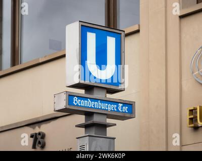 Station U-Bahn à Berlin à la Brandenburger Tor. Panneau de l'entrée souterraine du bâtiment des transports en commun pour se rendre à la plate-forme. Banque D'Images