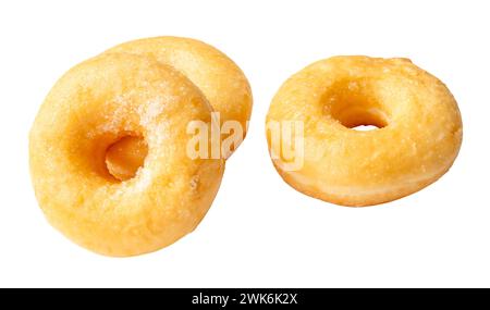 Vue avant de trois délicieux mini Donuts de sucre cannelle est isolé sur fond blanc avec chemin de découpage. Beignets saupoudrés de sucre Banque D'Images