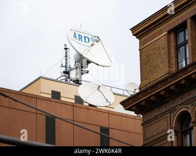 Antenne parabolique de l'ARD Hauptstadtstudio (studio de la capitale) sur le toit du bâtiment. Envoi d'une production TV avec une antenne parabolique. Banque D'Images