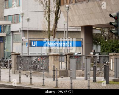 Entrée souterraine Mohrenstraße dans la ville de Berlin. Panneau de la station U-Bahn à côté de la rue vide. Transports publics dans la capitale. Banque D'Images