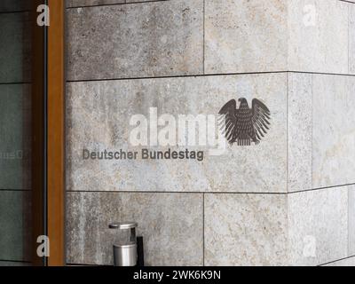 Signe Deutscher Bundestag et emblème allemand de l'aigle sur une entrée du bâtiment. Bureau gouvernemental d'une entité administrative dans la capitale. Banque D'Images