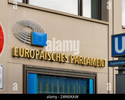 Panneau Europäisches Parlament (Parlement européen) sur la Europäisches Haus dans la capitale Berlin. Logo de l'UE et de la politique de l'union. Banque D'Images