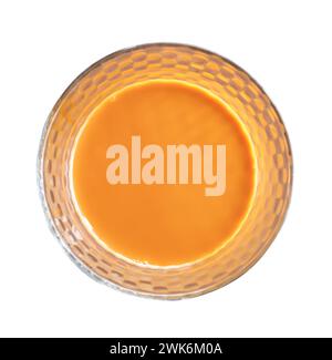 La vue de dessus du thé chaud au lait condensé orange ou jaune en verre transparent est isolée sur fond blanc avec chemin de découpage. Banque D'Images