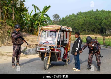 Bandarban, Bangladesh. 13 février 2024. Des membres du BGB contrôlent des civils dans la région de Naikhongchori, près de la frontière entre le Bangladesh et le Myanmar, dans le district de Bandarban au Bangladesh. Le conflit entre le BGP et l'armée d'Arakan, un groupe rebelle armé à l'intérieur du Myanmar, se poursuit sans relâche. Des tirs soutenus, le bruit des obus de mortier éclatant a pu être entendu à travers la zone frontalière entre le Bangladesh et le Myanmar. Des balles et des obus de mortier tirés depuis le Myanmar traversent la frontière dans les villes du Bangladesh. (Crédit image : © Piyas Biswas/SOPA images via ZUMA Press Wire) USAGE ÉDITORIAL SEULEMENT! Pas pour Commercia Banque D'Images