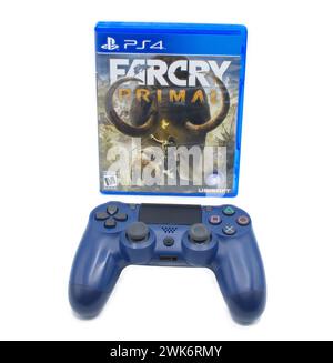 Ocala, FL 2-18-2024 jeu vidéo Far Cry primal par Ubisoft sur console Sony PlayStation four 4 avec Lion, humain avec torche allumée, et mammouth laineux sur la crique Banque D'Images