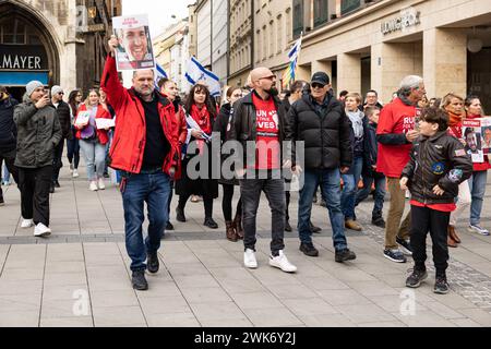 Uschi Glas und Ehemann Dieter Hermann. Laut Veranstalter versammelten sich CA. 500 Menschen am 18.2.2024 in München, um ihre Solidarität mit der israelischen Bevölkerung und den Juden zu demonstrieren. VOR allem wurde die Freislassung der Geiseln gefordert. -- Uschi Glas avec son mari Dieter Hermann. Selon les organisateurs, environ 500 personnes se sont rassemblées à Munich, en Allemagne, le 18 février 2024 pour manifester leur solidarité avec la population israélienne et les Juifs. Ils exigent la libération des otages. (Photo Alexander Pohl/Sipa USA) Banque D'Images