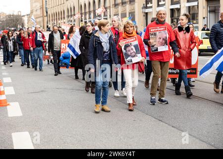 Uschi Glas und Ehemann Dieter Hermann. Laut Veranstalter versammelten sich CA. 500 Menschen am 18.2.2024 in München, um ihre Solidarität mit der israelischen Bevölkerung und den Juden zu demonstrieren. VOR allem wurde die Freislassung der Geiseln gefordert. -- Uschi Glas avec son mari Dieter Hermann. Selon les organisateurs, environ 500 personnes se sont rassemblées à Munich, en Allemagne, le 18 février 2024 pour manifester leur solidarité avec la population israélienne et les Juifs. Ils exigent la libération des otages. (Photo Alexander Pohl/Sipa USA) Banque D'Images