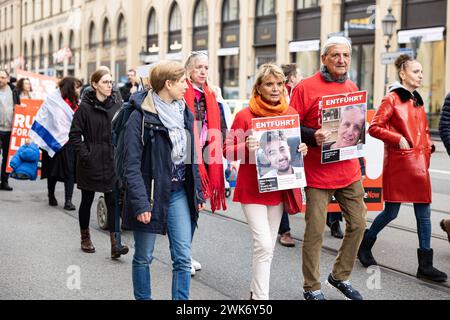 Uschi Glas und Ehemann Dieter Hermann. Laut Veranstalter versammelten sich CA. 500 Menschen am 18.2.2024 in München, um ihre Solidarität mit der israelischen Bevölkerung und den Juden zu demonstrieren. VOR allem wurde die Freislassung der Geiseln gefordert. -- Uschi Glas avec son mari Dieter Hermann. Selon les organisateurs, environ 500 personnes se sont rassemblées à Munich, en Allemagne, le 18 février 2024 pour manifester leur solidarité avec la population israélienne et les Juifs. Ils exigent la libération des otages. (Photo Alexander Pohl/Sipa USA) Banque D'Images