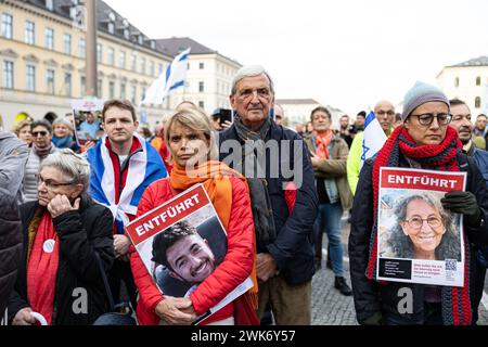 Munich, Allemagne. 18 février 2024. Uschi Glas mit Ehemann Dieter Hermann. Wenige hunderte Menschen versammelten sich am 18.2.2024 in München, um ihre Solidarität mit der Politik Israels und der israelischen Bevölkerung und den Juden zu demonstrieren. Außerdem wurde die Freislassung der Geiseln gefordert. -- quelques centaines de personnes se sont rassemblées à Munich, en Allemagne, le 18 février 2024 pour manifester leur solidarité avec la politique israélienne, la population israélienne et les Juifs. La libération des otages a également été exigée. (Photo de Alexander Pohl/Sipa USA) crédit : Sipa USA/Alamy Live News Banque D'Images