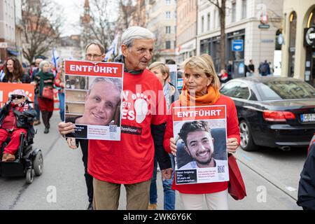 Uschi Glas und Ehemann Dieter Hermann. Laut Veranstalter versammelten sich CA. 500 Menschen am 18.2.2024 in München, um ihre Solidarität mit der israelischen Bevölkerung und den Juden zu demonstrieren. VOR allem wurde die Freislassung der Geiseln gefordert. -- Uschi Glas avec son mari Dieter Hermann. Selon les organisateurs, environ 500 personnes se sont rassemblées à Munich, en Allemagne, le 18 février 2024 pour manifester leur solidarité avec la population israélienne et les Juifs. Ils exigent la libération des otages. (Photo Alexander Pohl/Sipa USA) Banque D'Images