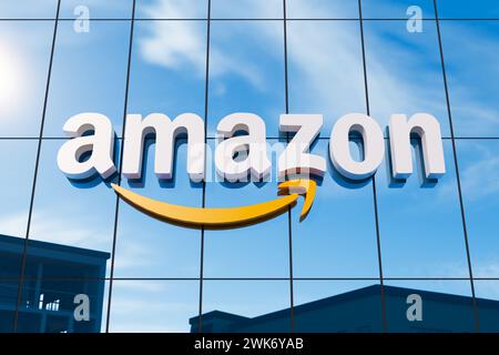 Pune, Inde - 19 février 2024. Logo Amazon.com sur la façade du siège social. Logo Amazon avec flèche. Illustration 3D. Banque D'Images