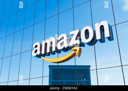 Pune, Inde - 19 février 2024. Logo Amazon.com sur la façade du siège social. Logo Amazon avec flèche. Illustration 3D. Banque D'Images