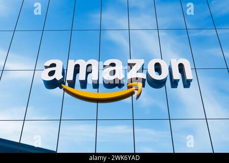 Pune, Inde - 19 février 2024. Logo Amazon.com sur la façade du siège social. Logo Amazon avec flèche. Illustration 3D. Banque D'Images