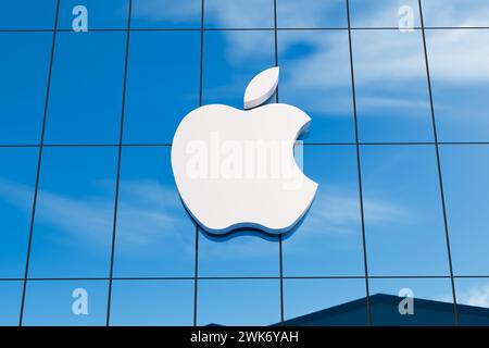 Pune, Inde - 19 février 2024. Logo Apple.inc sur la façade du siège social, illustration 3D. Banque D'Images