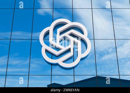 Pune, Inde - 19 février 2024. Logo ChatGPT by OpenAI sur la façade du siège social, illustration 3D. Banque D'Images