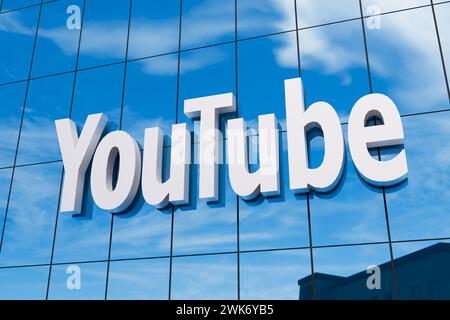 Pune, Inde - 19 février 2024. Logo YouTube sur la façade du siège social, illustration 3D. Banque D'Images