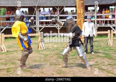 Kiev, Ukraine. 6 juillet 2013. Duel traditionnel sur les épées de deux chevaliers en armure, un spectacle de vacances dans le parc historique de la Rus Kiev. Banque D'Images