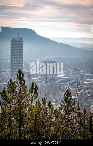 Vue de la ville d'Iéna avec le Jentower (Uniturm) et le Kernberge en arrière-plan, dans le brouillard bas le matin, Iéna, Thuringe, Allemagne Banque D'Images