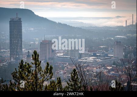 Vue de la ville d'Iéna avec le Jentower (Uniturm) et le Kernberge en arrière-plan, dans le brouillard bas le matin, Iéna, Thuringe, Allemagne Banque D'Images
