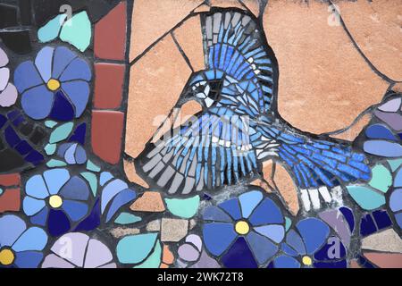 Mosaïque murale avec jay bleu par Isidora Paz Lopez 2019, un, bleu, Floridian jay, figure d'oiseau, figures de fleurs, artisanat, tuiles, tuiles, Lopez, rock Banque D'Images