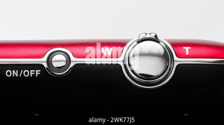 Gros plan du bouton marche/arrêt et du levier de réglage de la distance focale d'un appareil photo compact Banque D'Images