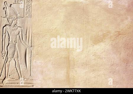 Fond horizontal avec bas-relief égyptien antique - figure du pharaon sur mur de pierre, Egypte, Afrique. Toile de fond avec sculpture en grès avec hie Banque D'Images