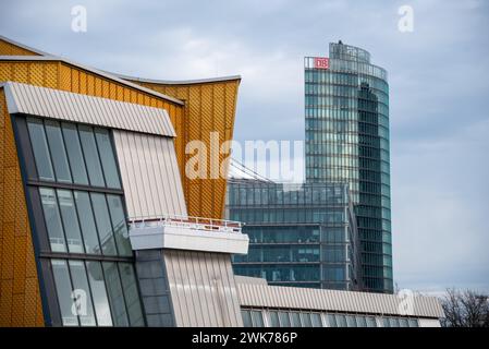 Vue de Potsdamer Platz avec le siège de la Deutsche Bank, devant une partie de la salle Philharmonique de Berlin, Berlin, Allemagne Banque D'Images