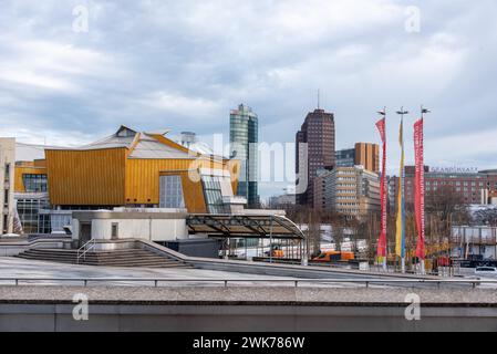 Vue de Potsdamer Platz avec le siège de la Deutsche Bank, bâtiment futuriste de la Philharmonie de Berlin devant, Berlin, Allemagne Banque D'Images