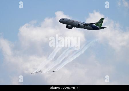 Pékin, Chine. 18 février 2024. Un avion de passagers chinois C919 effectue un vol de répétition pour préparer le Singapore Airshow à Singapour, le 18 février 2024. Credit : puis Chih Wey/Xinhua/Alamy Live News Banque D'Images