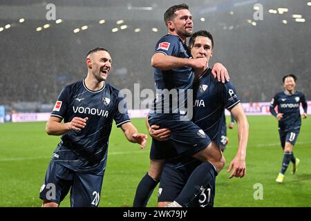 Bochum, Allemagne. 18 février 2024. Kevin Schlotterbeck (2e l) du VfL Bochum célèbre le but avec ses coéquipiers lors du match de première division de la Bundesliga entre le VfL Bochum et le Bayern Munich à Bochum, Allemagne, le 18 février 2024. Crédit : Ulrich Hufnagel/Xinhua/Alamy Live News Banque D'Images
