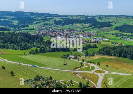 Vue aérienne de Simmerberg comme une banlieue de la ville de marché Weiler-Simmmerberg dans le district de Lindau Banque D'Images