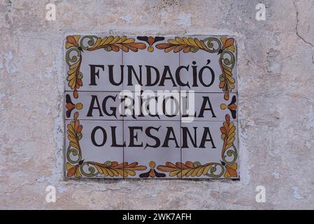 Moulin à huile Olesa, de la Fondation agricole Olesana. Panneau de façade d'entrée (Olesa de Montserrat, Barcelone, Catalogne, Espagne) Banque D'Images