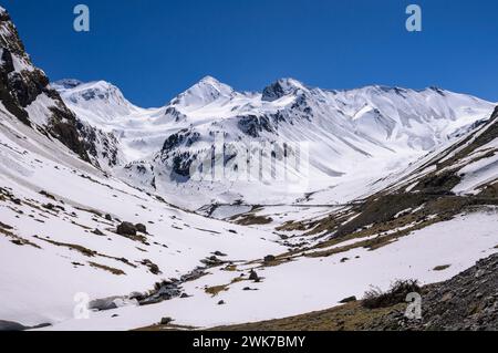 Montagnes enneigées avec de nombreux vestiges d'avalanches sur la face nord du tunnel de Bielsa, en hiver (Hautes-Pyrénées, Occitanie, France, Pyrénées) Banque D'Images