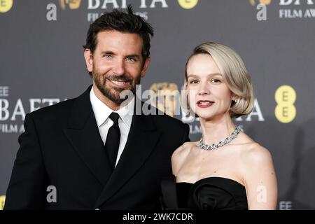 Royal Festival Hall, Londres, Royaume-Uni. 18 février 2024. Bradley Cooper et Carey Mulligan photographiés lors des 2024 EE BAFTA film Awards Red Carpet Arrivals. Photo de Julie Edwards./Alamy Live News Banque D'Images