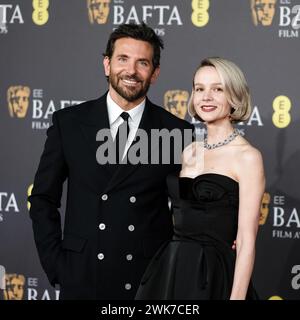Royal Festival Hall, Londres, Royaume-Uni. 18 février 2024. Bradley Cooper et Carey Mulligan photographiés lors des 2024 EE BAFTA film Awards Red Carpet Arrivals. Photo de Julie Edwards./Alamy Live News Banque D'Images