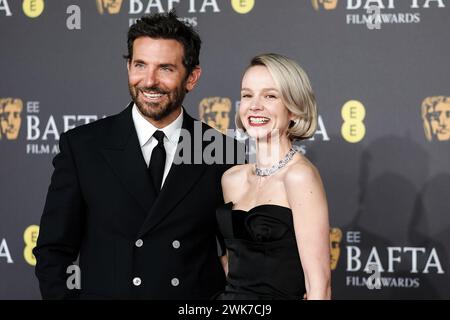 Royal Festival Hall, Londres, Royaume-Uni. 18 février 2024. Bradley Cooper et Carey Mulligan photographiés lors des 2024 EE BAFTA film Awards Red Carpet Arrivals. Photo de Julie Edwards./Alamy Live News Banque D'Images