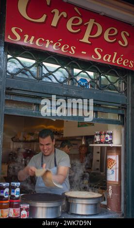 FRANCE / Ile de France / Paris / crêperie traditionnelle avec marchand de crêpes à Montmartre .homme français fabriquant des crêpes dans une crêperie à Montmartre Banque D'Images