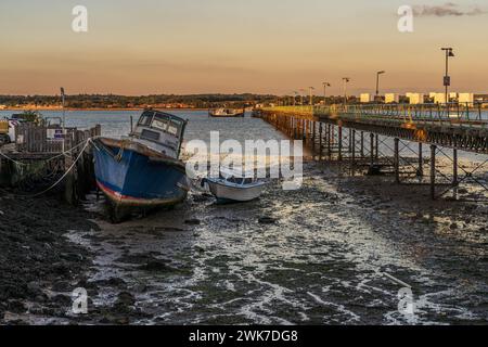 Hythe, Hampshire, Angleterre, Royaume-Uni - 29 septembre 2022 : lumière du soir à Hythe Pier et départ d'un ferry Banque D'Images