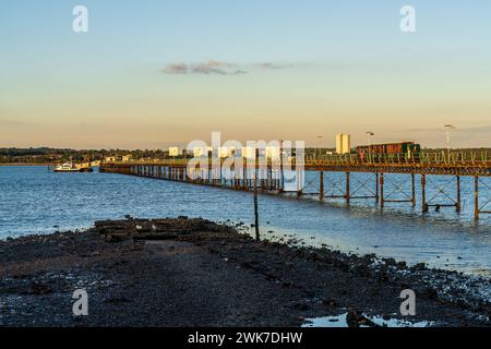 Hythe, Hampshire, Angleterre, Royaume-Uni - 29 septembre 2022 : lumière du soir à Hythe Pier et un train sur le chemin du ferry Banque D'Images