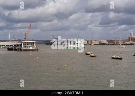 Gosport, Hampshire, Angleterre, Royaume-Uni - 01 octobre 2022 : vue sur le port de Portsmouth et un ferry traversant les eaux Banque D'Images