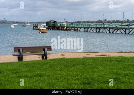 Gosport, Hampshire, Angleterre, Royaume-Uni - 01 octobre 2022 : un banc avec vue sur le port de Portsmouth Banque D'Images