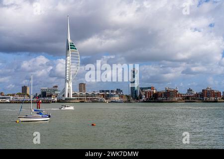 Gosport, Hampshire, Angleterre, Royaume-Uni - 01 octobre 2022 : vue sur le port de Portsmouth Banque D'Images