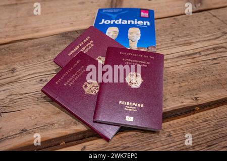 Aufbruch nach Jordanien : Reiseführer und Pässe 18.02.24, Selters : Symbolfoto, Illustrationsbild, Symbolbild, Illustrationsfoto Aufbruch nach Jordanien : Reiseführer und Pässe Ein ansprechendes Bild präsentiert einen Reiseführer für Jordanien neben drei deutschen Reisepässen, arrangiert auf einem Tisch, Bereit für die nächste große Reise. Diese Aufnahme fängt die Aufregung und die Vorbereitungen von Reisenden ein, die sich darauf freuen, die historischen Wunder und die natürliche Schönheit Jordaniens zu entdecken Selters Hessen Allemagne *** départ en Jordanie Guide de voyage et passeports 18 02 24, Selte Banque D'Images